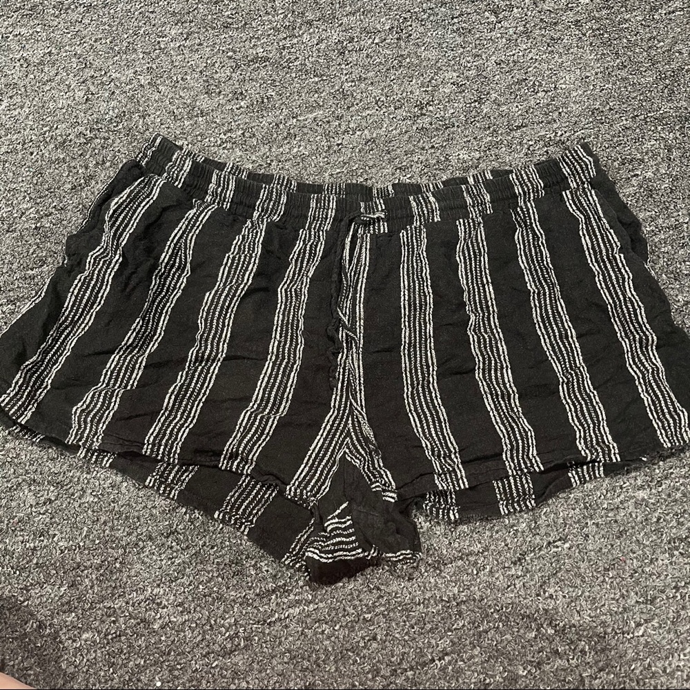 Black & white flowy shorts summer pockets striped
